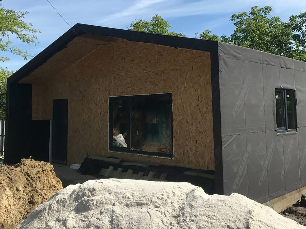 Металочерепиця на дах та вентильовані фасади у СІП будинку 9 будівництво 1.1 min 1 будівництво